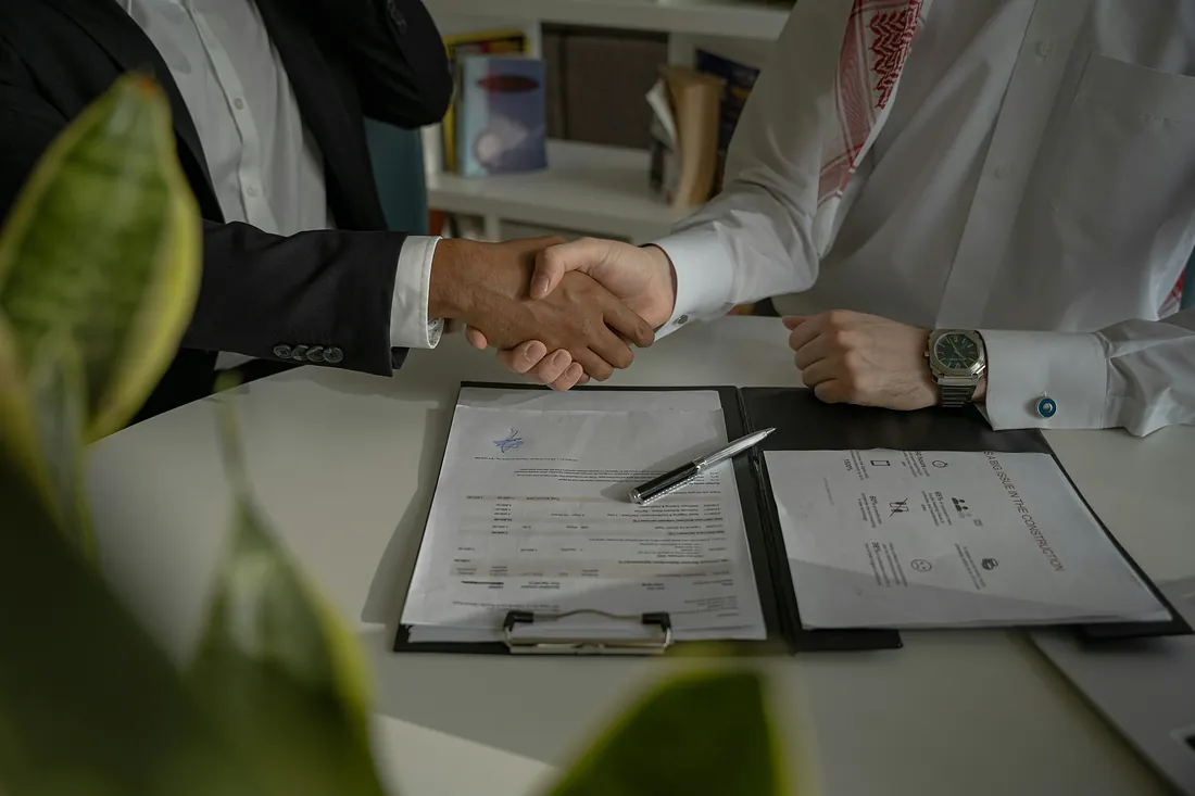Strangere de mana deasupra unui contract - drept comercial