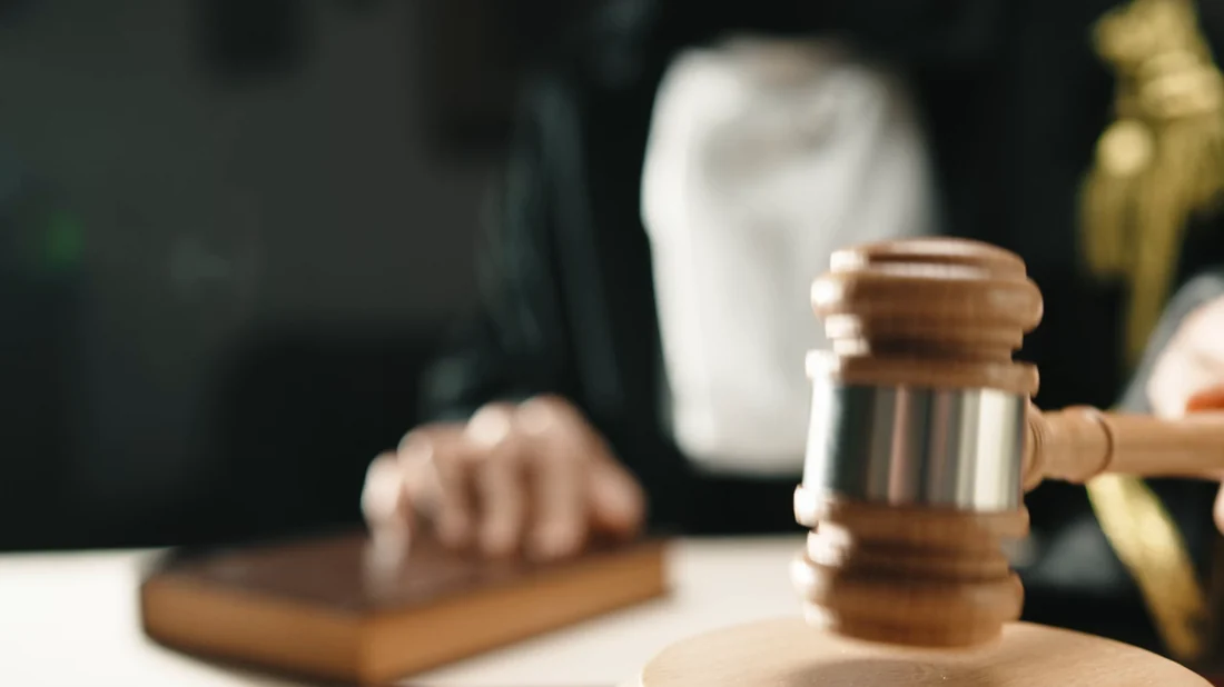 Avocat dosare complexe - judecator in roba cu ciocanul si codul, infractiuni economice Avocat dosare complexe - judecator in roba cu ciocanul si codul, infractiuni economice