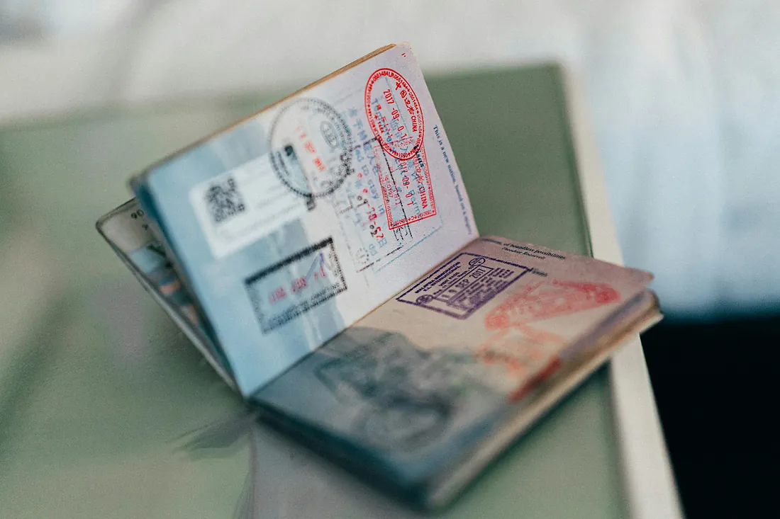 Pasaport cu vize si stampile - drept de sedere in Romania