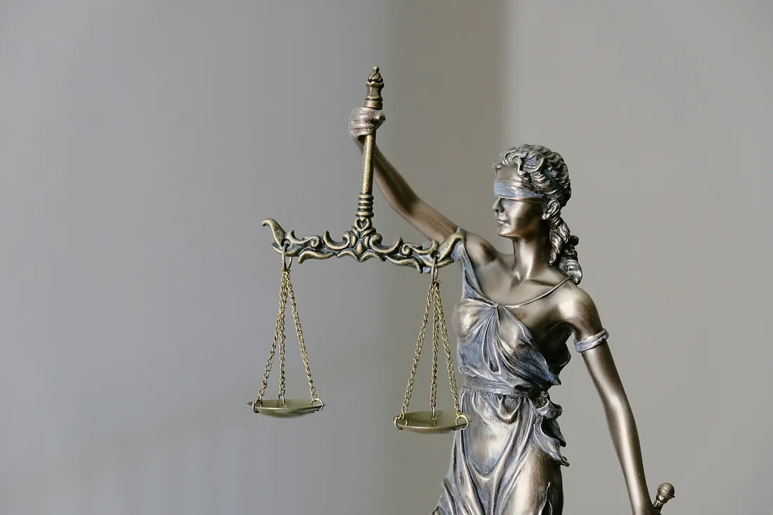 Statuia zeitei Justitia cu balanta - avocat