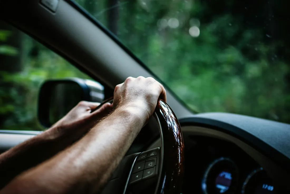 Sofer cu mainile pe volan - avocat permis auto